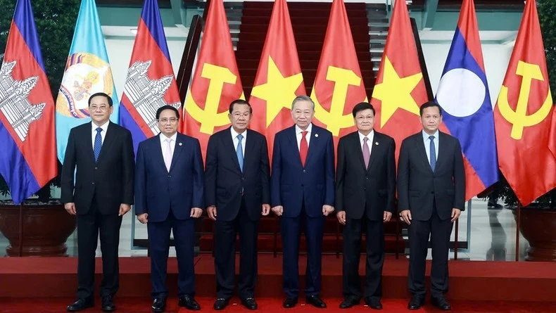 Tổng Bí thư Ban Chấp hành Trung ương Đảng Cộng sản Việt Nam Tô Lâm; Chủ tịch Đảng Nhân dân Campuchia, Chủ tịch Thượng viện Vương quốc Campuchia Hun Sen và Tổng Bí thư Đảng Nhân dân Cách mạng Lào, Chủ tịch nước Cộng hòa Dân chủ Nhân dân Lào Thongloun Sisoulith; Thủ tướng Chính phủ Phạm Minh Chính; Thủ tướng Campuchia Hun Manet và Thủ tướng Lào Sonsay Siphandon tại Cuộc gặp.