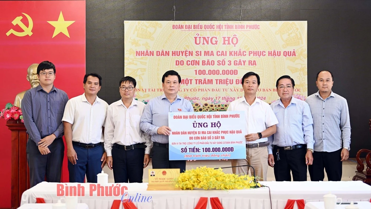 Đoàn đại biểu Quốc hội tỉnh Bình Phước trao trực tuyến bảng tượng trưng 100 triệu đồng ủng hộ Nhân dân huyện Si Ma Cai.