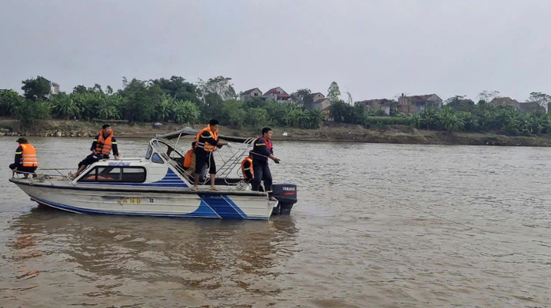 Các lực lượng chức năng nỗ lực tìm kiếm các em học sinh còn mất tích. Các lực lượng chức năng nỗ lực tìm kiếm các em học sinh còn mất tích.