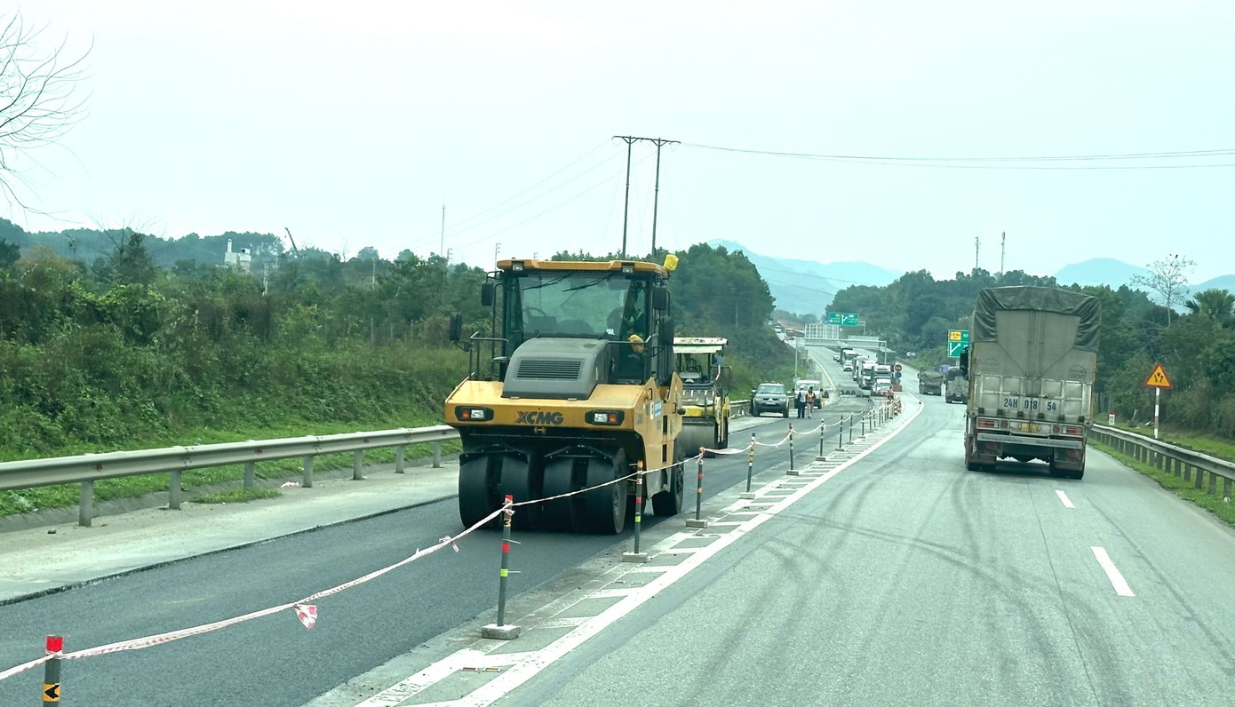 Cao tốc Nội Bài - Lào Cai đang nâng cấp.