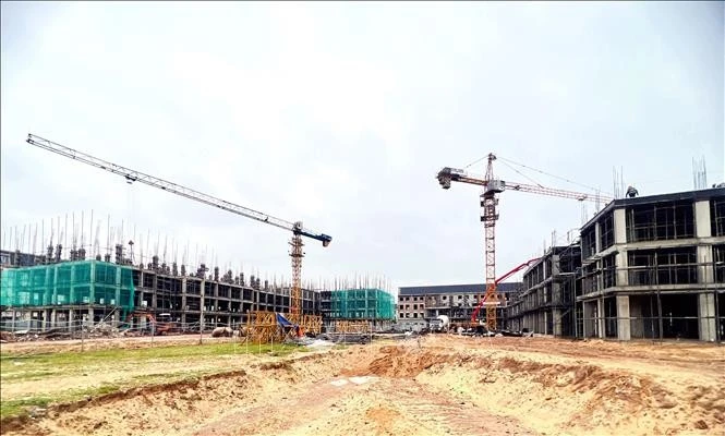 Đến cuối năm 2025, Quảng Trị có 11 dự án nhà ở xã hội được chấp thuận chủ trương đầu tư với tổng quy mô khoảng 4.800 căn. Trong ảnh: Dự án Nhà ở xã hội Bảo Ninh 1 có tổng mức đầu tư hơn 509 tỷ đồng, gồm 2 khối chung cư 9 tầng với quy mô 432 căn hộ.