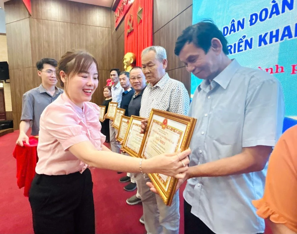 Đại diện lãnh đạo địa phương khen thưởng các tập thể, cá nhân có đóng góp tích cực trong phong trào TDĐKXDĐSVH trên địa bàn.