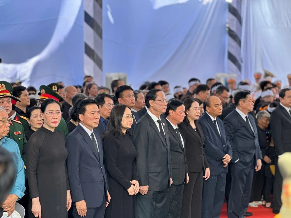 Các đồng chí lãnh đạo Đảng, Nhà nước, tỉnh Quảng Ngãi tại lễ an táng nguyên Chủ tịch nước Trần Đức Lương.