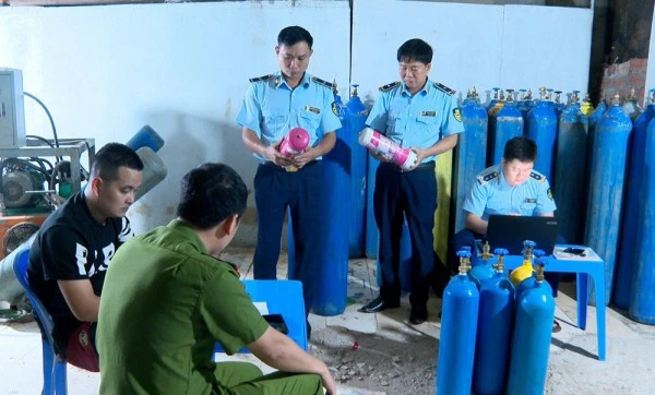 Lực lượng chức năng tiến hành kiểm tra xử lý đối với hoạt động kinh doanh sang chiết trái phép "khí cười" N20 của cơ sở do Thái Duy Thọ làm chủ.