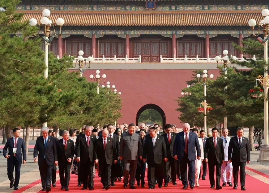 Chủ tịch nước Lương Cường dự Lễ duyệt binh kỷ niệm 80 năm Chiến thắng phát xít của nhân dân thế giới ảnh 3