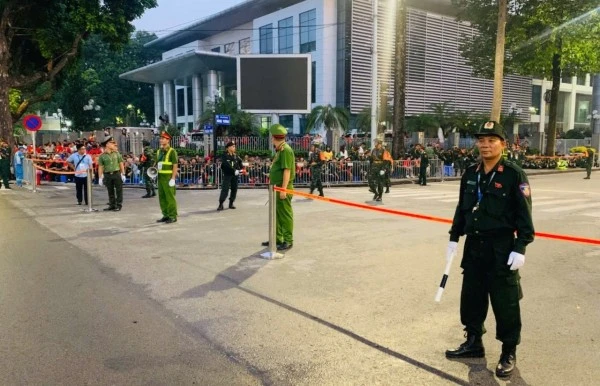 Lực lượng CAND căng mình bảo vệ an ninh, an toàn trên các tuyến đường nơi các đoàn diễu binh, diễu hành đi qua.