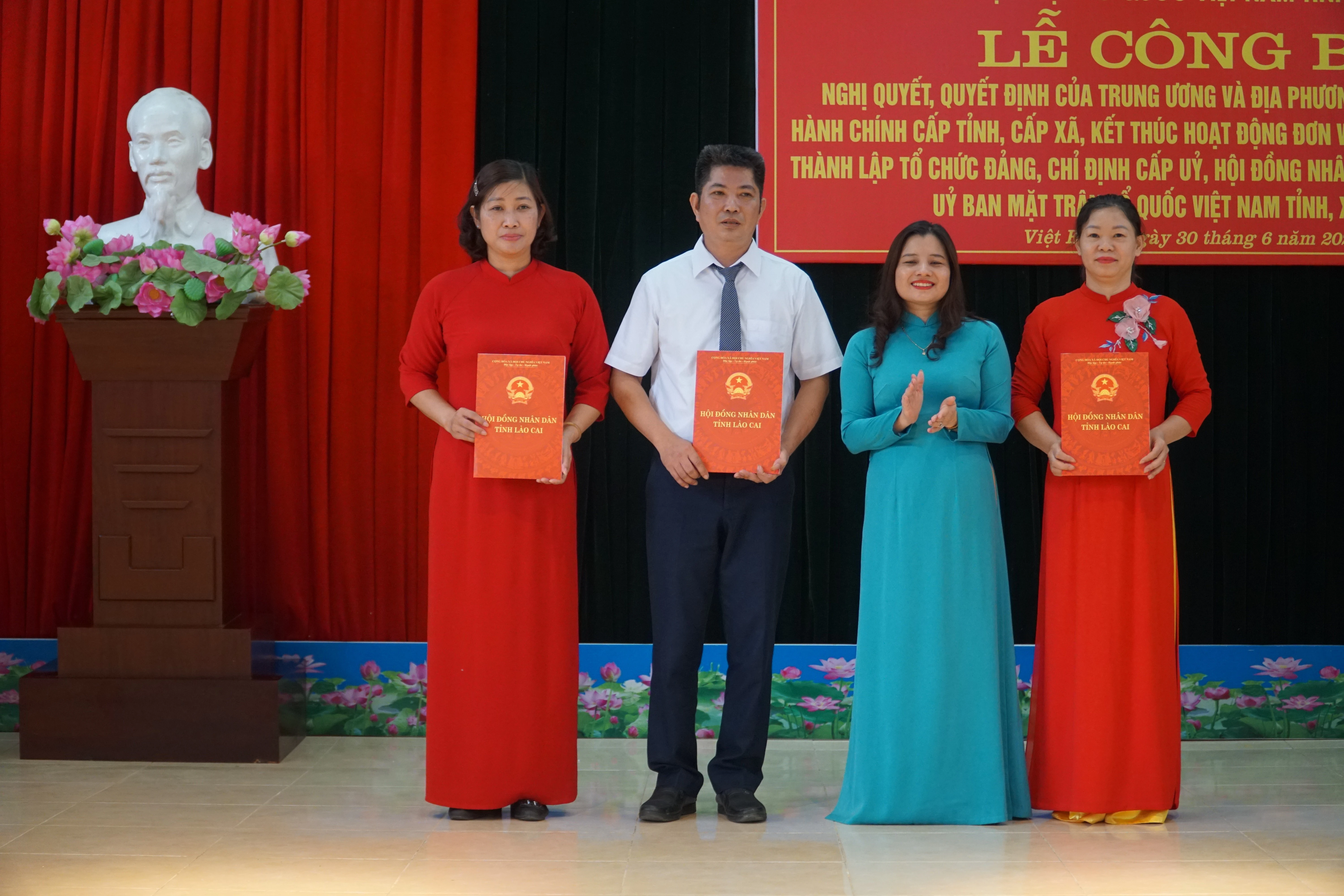 Trao các quyết định về công tác cán bộ tại buổi lễ.