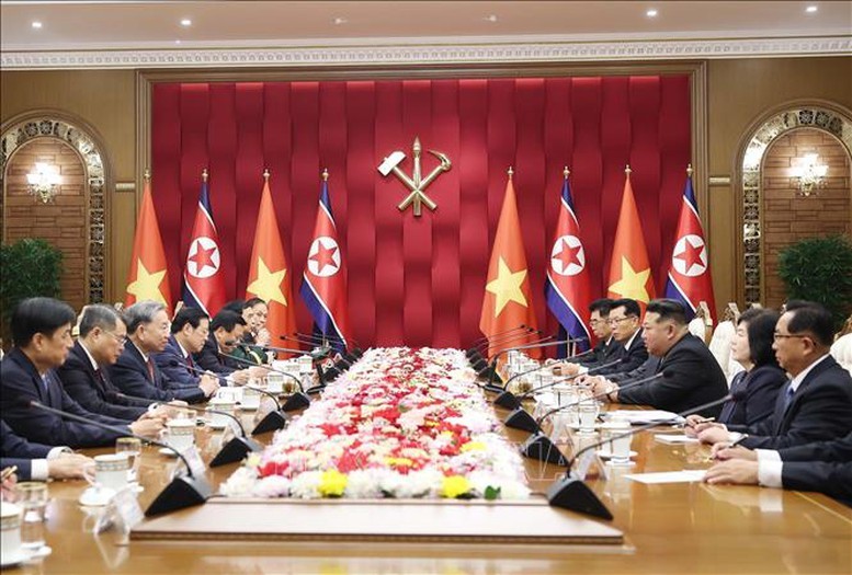 Tổng Bí thư Tô Lâm hội đàm với Tổng Bí thư, Chủ tịch Quốc vụ CHDCND Triều Tiên Kim Jong Un. Tổng Bí thư Tô Lâm hội đàm với Tổng Bí thư, Chủ tịch Quốc vụ CHDCND Triều Tiên Kim Jong Un.
