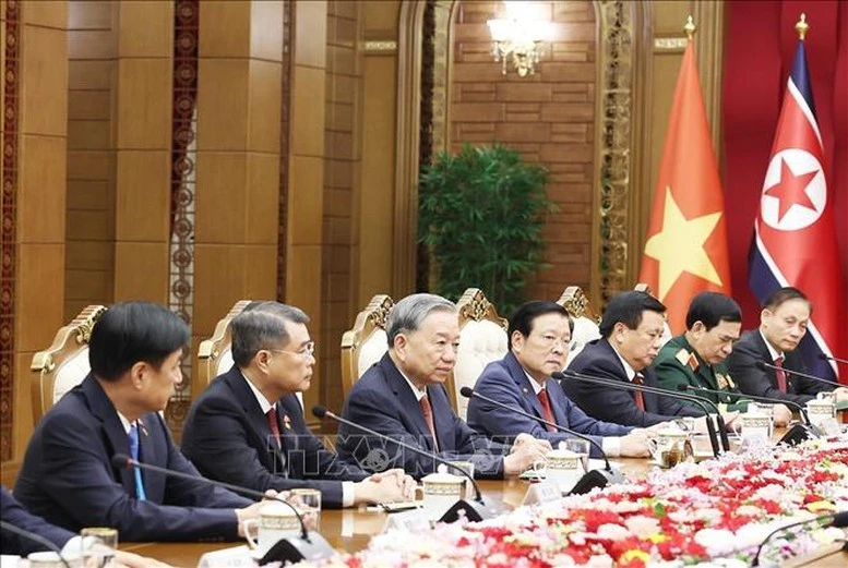 Tổng Bí thư Tô Lâm và Đoàn cấp cao Việt Nam tại cuộc hội đàm với Tổng Bí thư, Chủ tịch Quốc vụ CHDCND Triều Tiên Kim Jong Un.