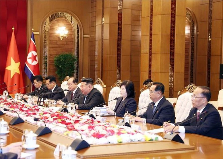 Tổng Bí thư, Chủ tịch Quốc vụ CHDCND Triều Tiên Kim Jong Un và Đoàn cấp cao Triều Tiên tại cuộc hội đàm với Tổng Bí thư Tô Lâm.