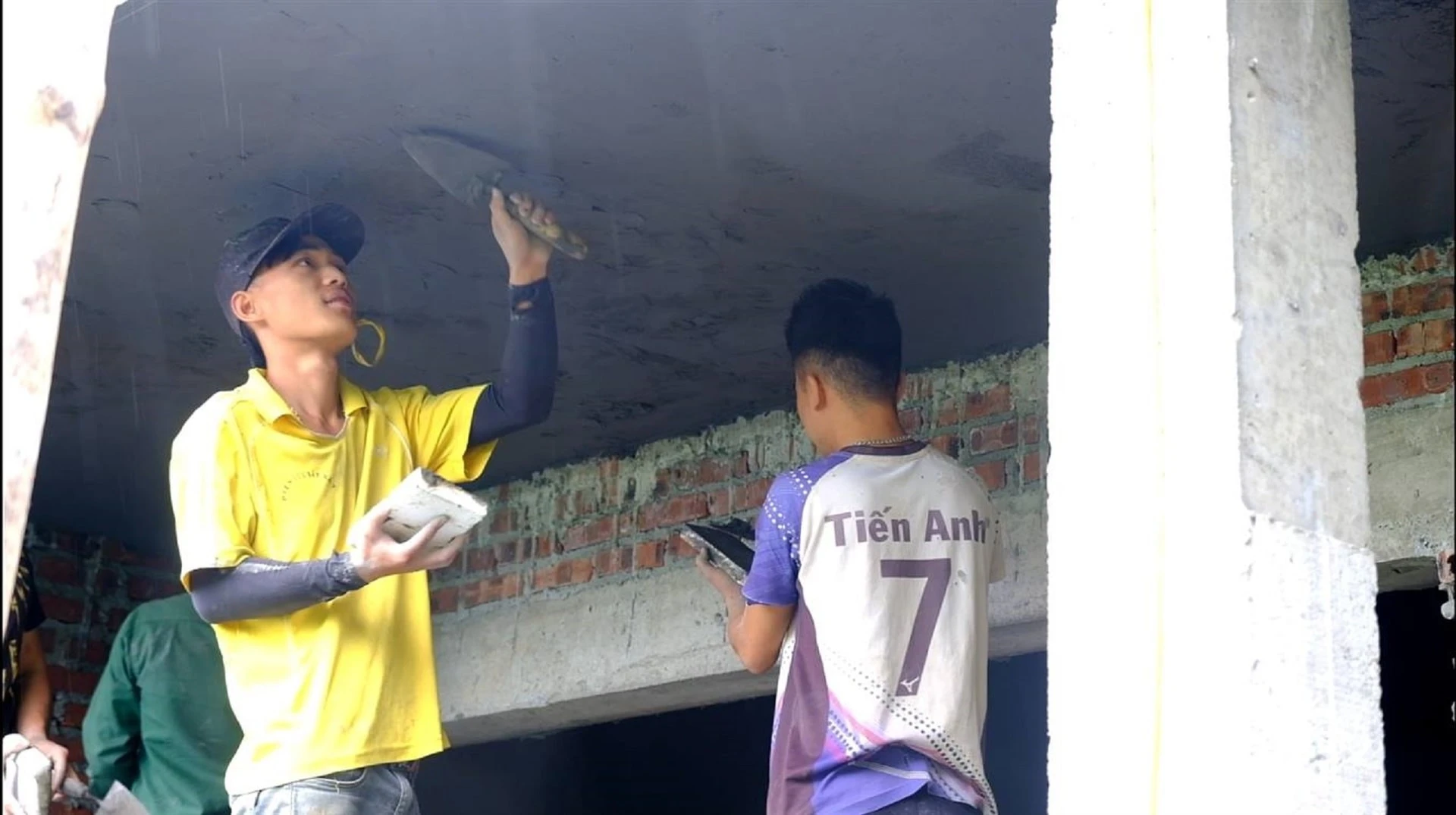 Bà con đổi công giúp đỡ gia đình anh Hoàng Thế Sang, thôn Tà San hoàn thiện nhà ở.