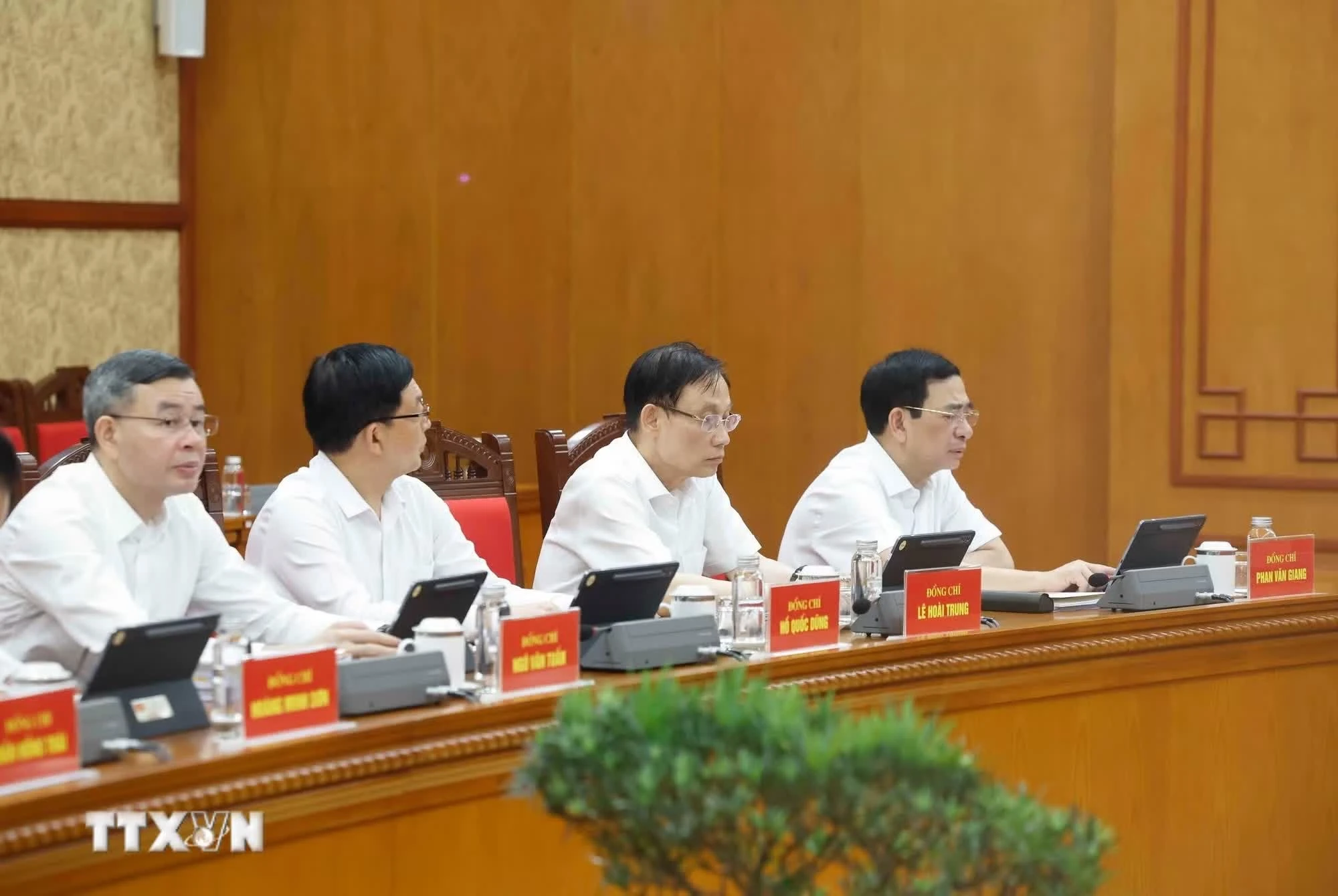 Các đại biểu tham dự buổi làm việc.
