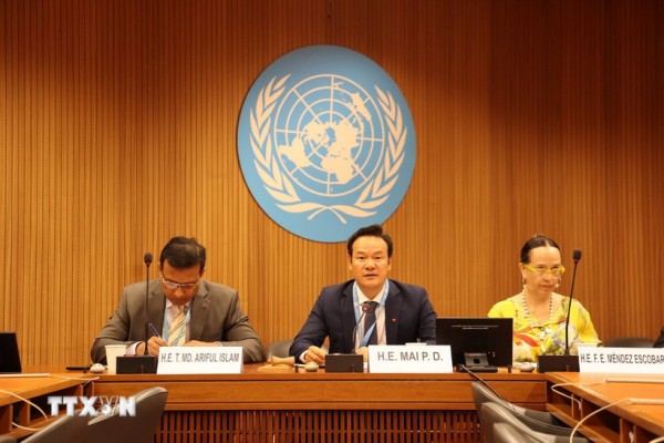 Đại sứ Mai Phan Dũng - Trưởng Phái đoàn thường trực Việt Nam tại Geneva (ngồi giữa) phát biểu tại một phiên thảo luận. Đại sứ Mai Phan Dũng - Trưởng Phái đoàn thường trực Việt Nam tại Geneva (ngồi giữa) phát biểu tại một phiên thảo luận.