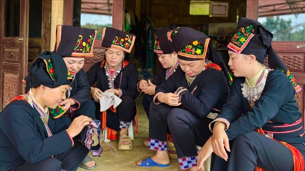Phụ nữ Tân Hợp giữ nghề thêu thổ cẩm truyền thống. 360567979b3f1061492e.jpg