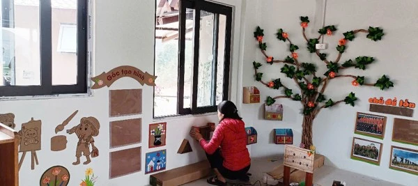 Các cô giáo Trường Mầm non cơ sở 1 xã Phúc Khánh trang trí phòng học mới.