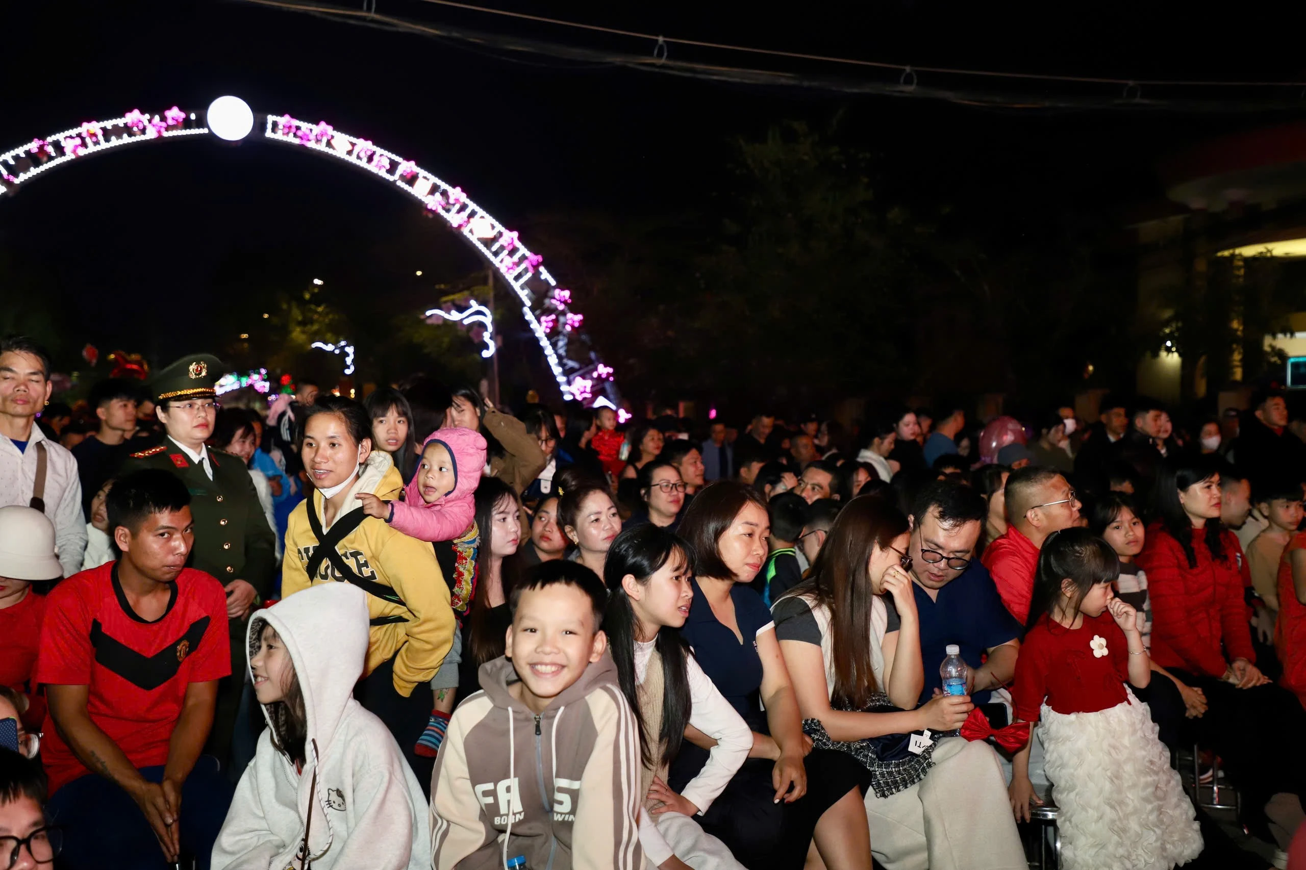 Đại biểu và Nhân dân tham dự chương trình.