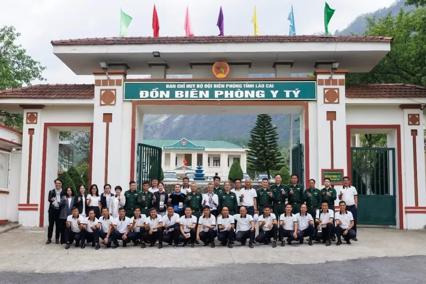 Các chiến sĩ Đồn Biên phòng Y Tý nồng nhiệt chào đón thành viên Hành trình Từ Trái tim.