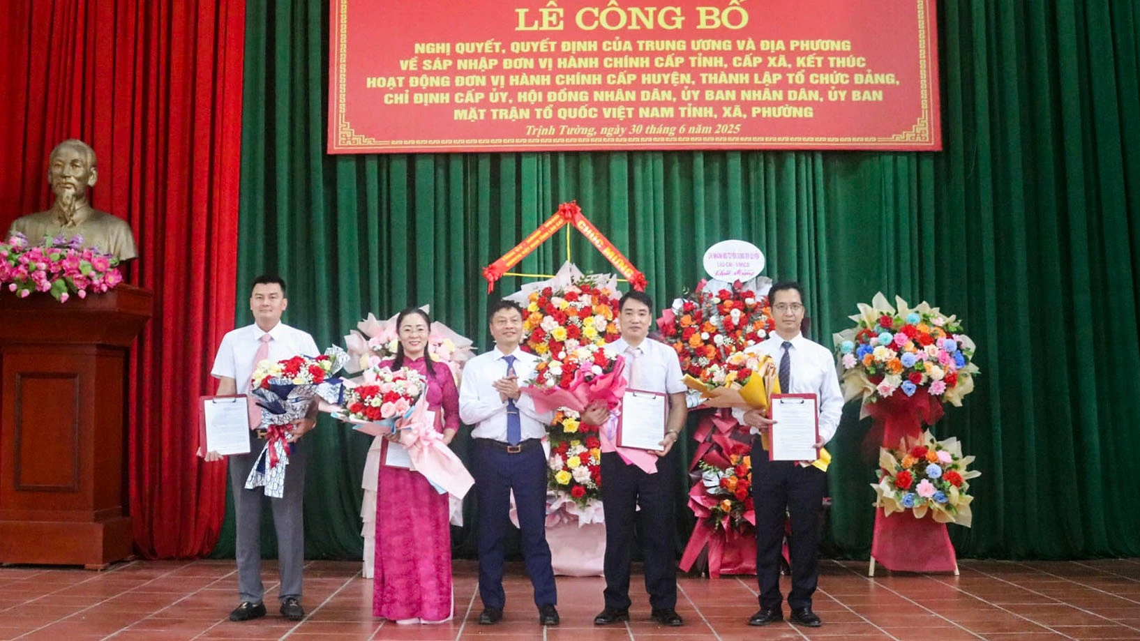 Trao các quyết định về công tác cán bộ tại buổi lễ.