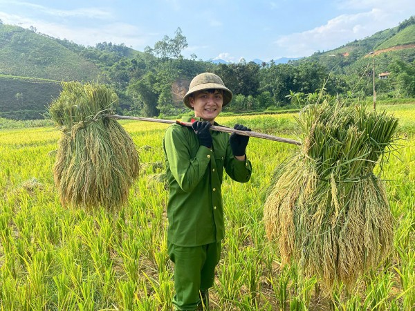 The bright smile of the police officer always serves the people. Nụ cười rạng rỡ của chiến sĩ Công an luôn vì dân phục vụ.