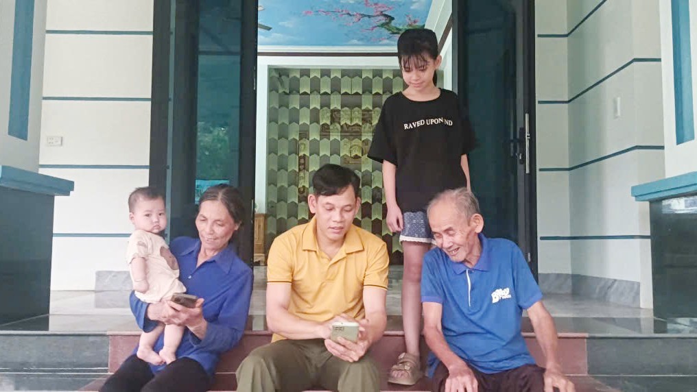 Cán bộ hướng dẫn người dân thực hiện các thao tác gửi hồ sơ trực tuyến. 3-2523.png