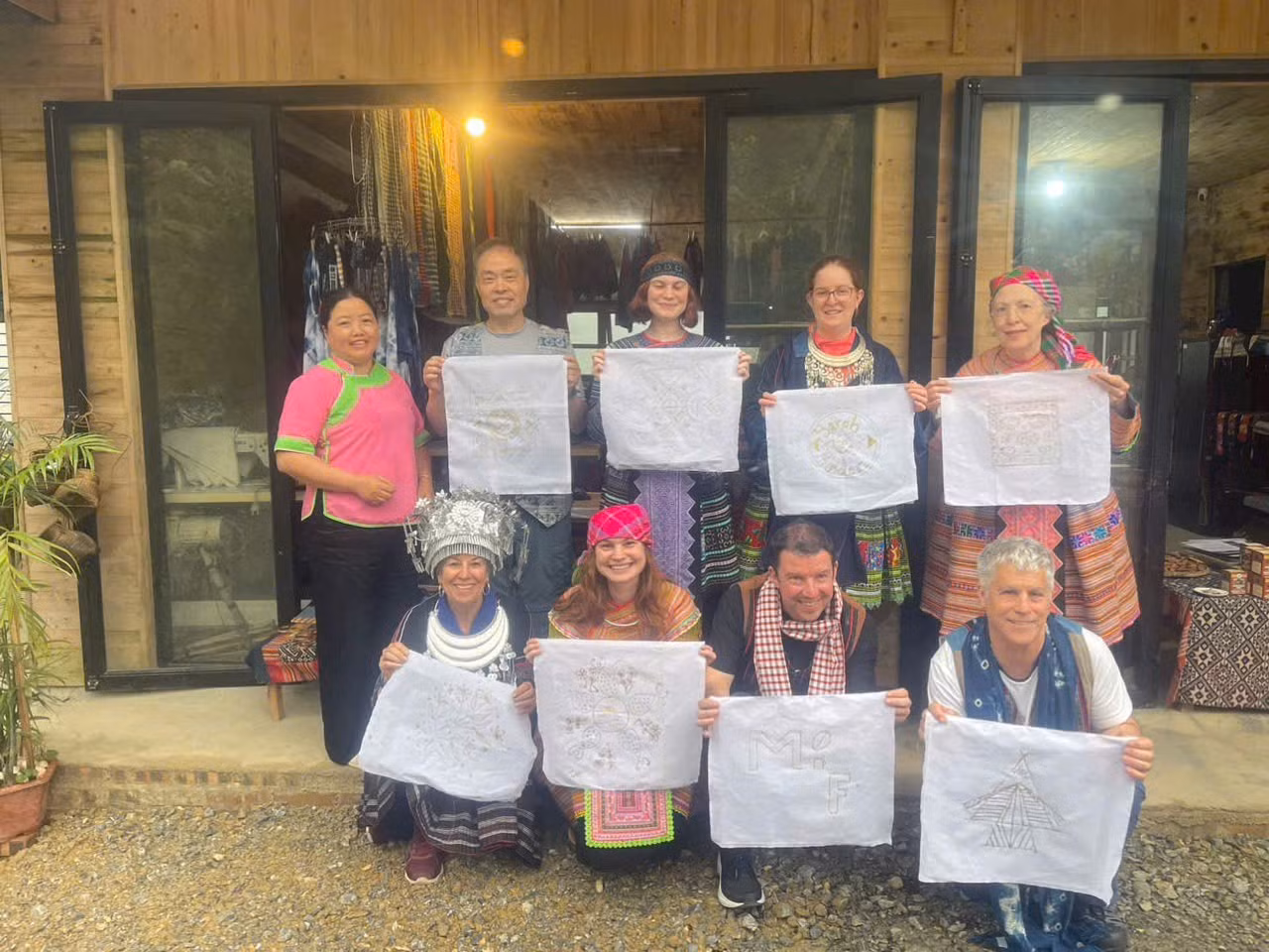 Du khách đến Tả Van còn được trải nghiệm vẽ sáp ong, thêu thổ cẩm ngay tại các điểm du lịch cộng đồng. Riêng dịp nghỉ lễ 2/9 vừa qua, xã đã đón 19.205 lượt khách, doanh thu từ du lịch và dịch vụ đạt hơn 107 tỷ đồng. Sức hút của những cánh đồng bậc thang, khi thì xanh mướt trải dài miền sơn cước, khi lại vàng óng vào mùa chín, đã đưa Tả Van trở thành điểm không chỉ trong nước mà còn vươn tầm quốc tế.