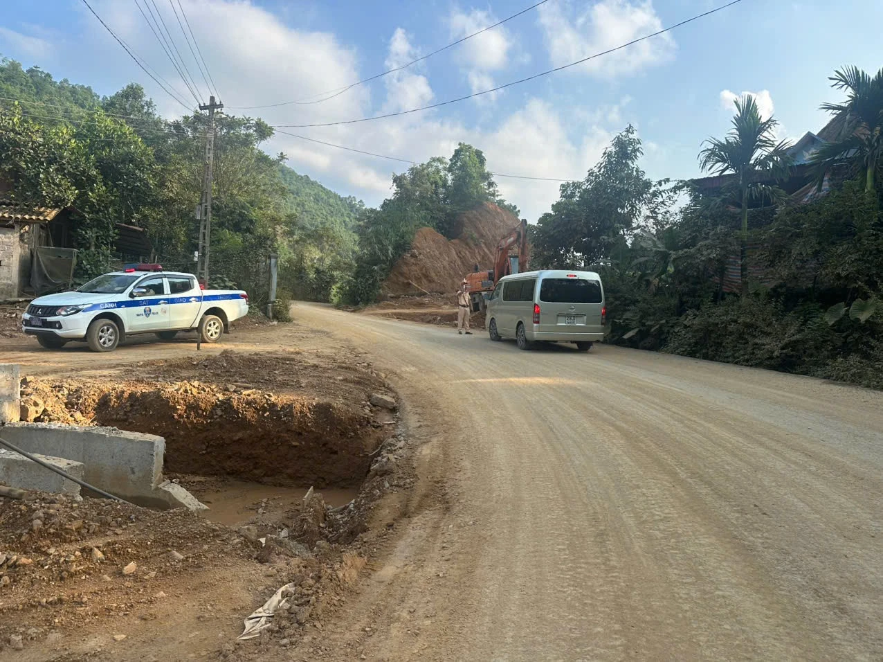 Cán bộ chiến sĩ CSGT đường bộ số 3, Phòng CSGT, Công an tỉnh Lào Cai có mặt Quốc lộ 37 đoạn qua xã Lương Thịnh nhằm đảm bảo ATGT để đơn vị thi công nhanh chóng.