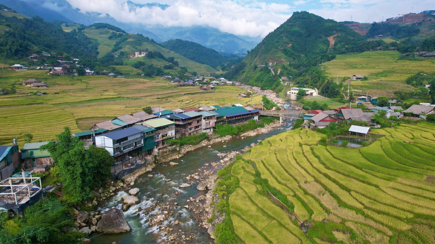 Dù nằm cách trung tâm Khu du lịch Quốc gia Sa Pa hơn 10 km, những thửa ruộng bậc thang ở Tả Van vẫn níu chân du khách bởi vẻ đẹp vàng óng, trải dài. Dù nằm cách trung tâm Khu du lịch Quốc gia Sa Pa hơn 10 km, những thửa ruộng bậc thang ở Tả Van vẫn níu chân du khách bởi vẻ đẹp vàng óng, trải dài.
