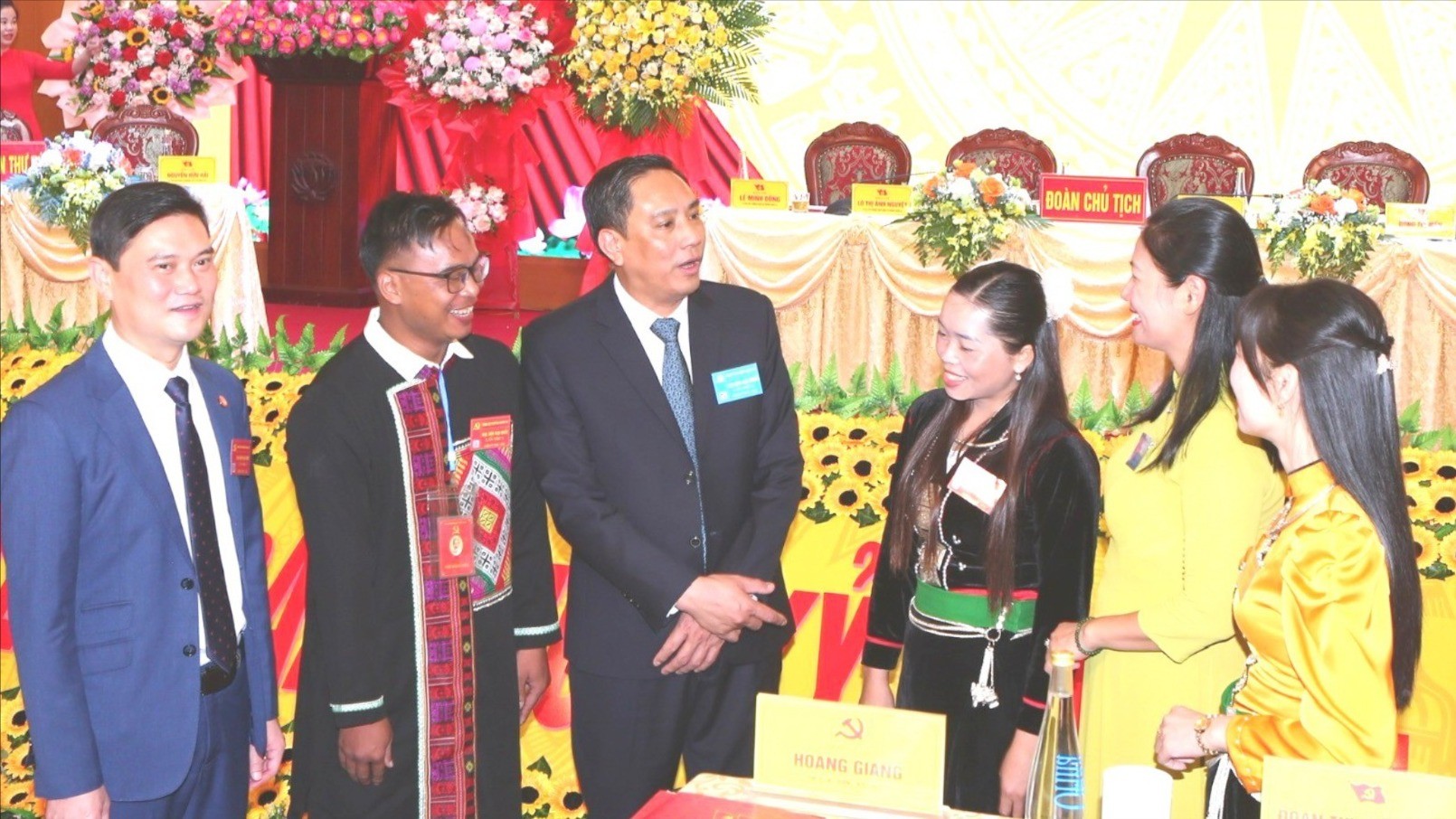Đồng chí Hoàng Giang trao đổi với các đại biểu bên lề đại hội. trao-doi-5925-8507.jpg