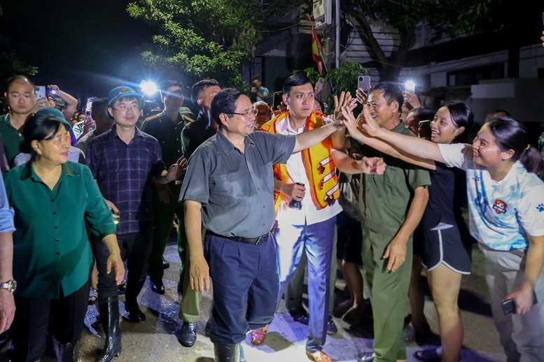 Thủ tướng Phạm Minh Chính kiểm tra công tác ứng phó với mưa lũ và động viên bà con tại các xã bị ngập lụt sâu do nước lũ trên các sông dâng cao. thu-tuong-49-109.jpg