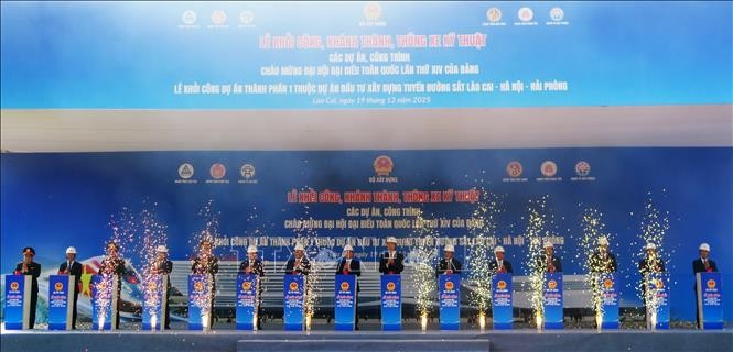 Phó Thủ tướng Chính phủ Bùi Thanh Sơn và các đại biểu thực hiện nghi thức bấm nút khởi công Dự án thành phần 1 thuộc Dự án đầu tư xây dựng tuyến đường sắt Lào Cai - Hà Nội - Hải Phòng tại Khu công nghiệp Đông Phố Mới, phường Lào Cai.