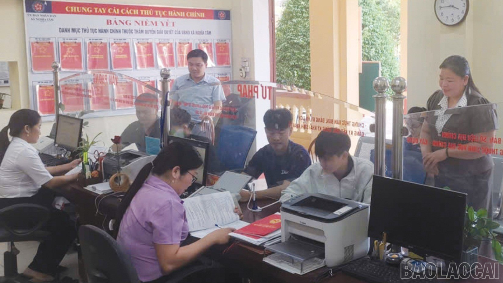 Cán bộ tại Trung tâm Phục vụ hành chính công xã Nghĩa Tâm tận tâm phục vụ người dân. baolaocai-bl-dd-2832.jpg