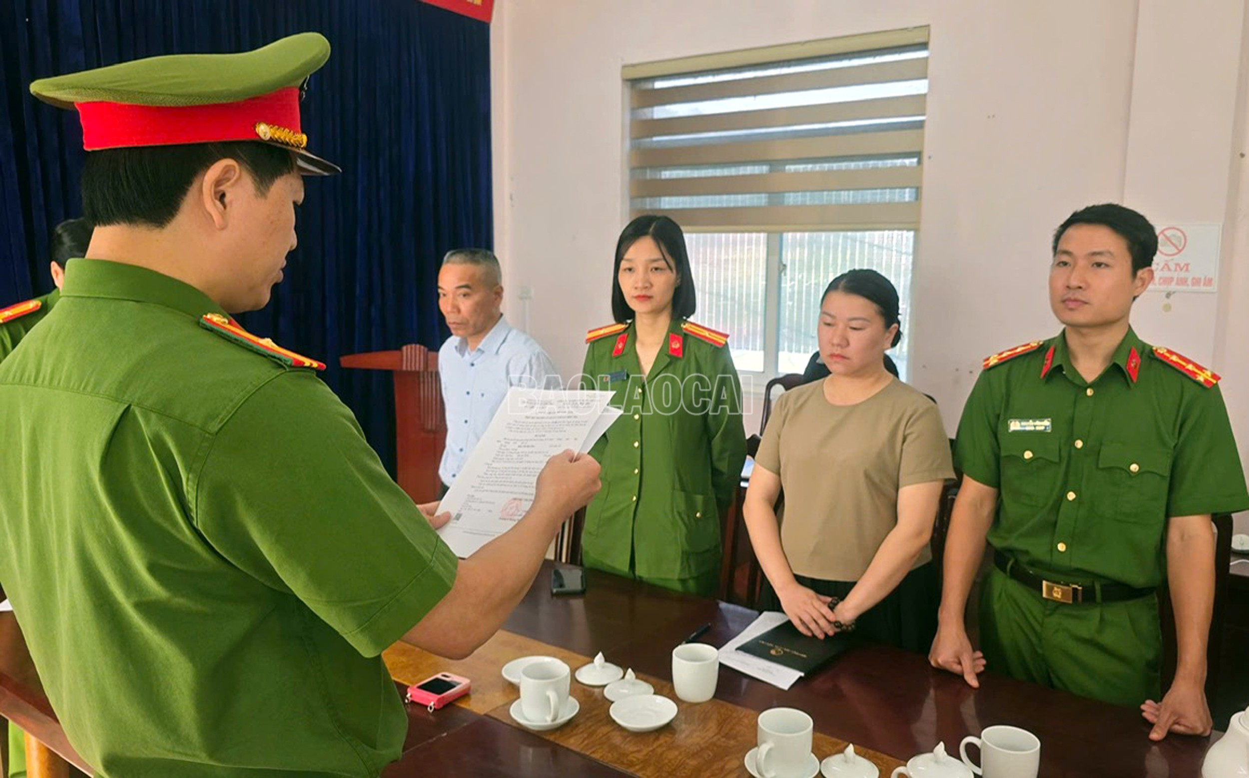 Cơ quan Cảnh sát điều tra thi hành Lệnh bắt bị can để tạm giam đối với Đinh Thị Diệu Hoa về tội nhận hối lộ. baolaocai-c_1.jpg