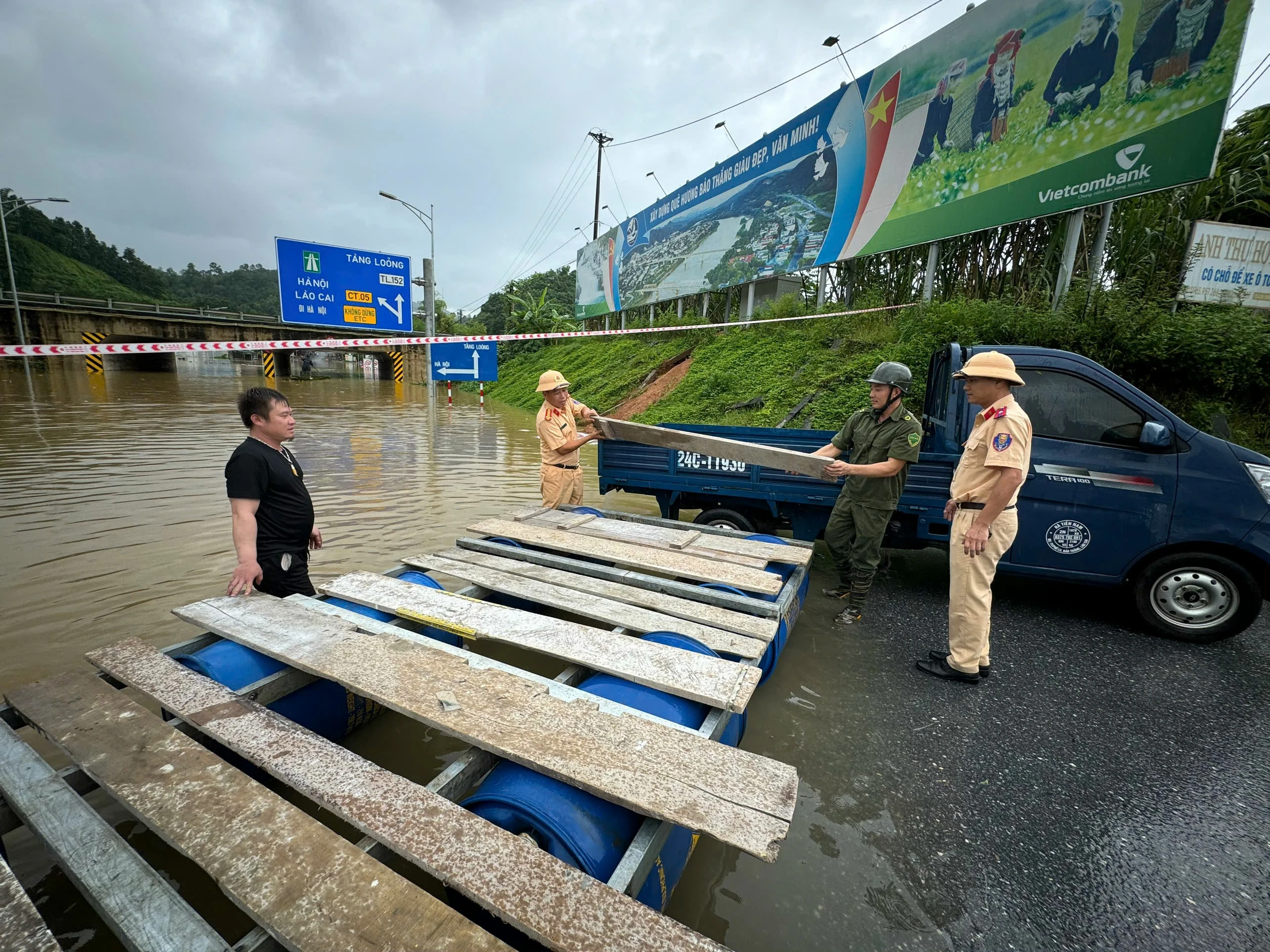 làm cầu phao phục vụ việc di chuyển người và tài sản..jpg
