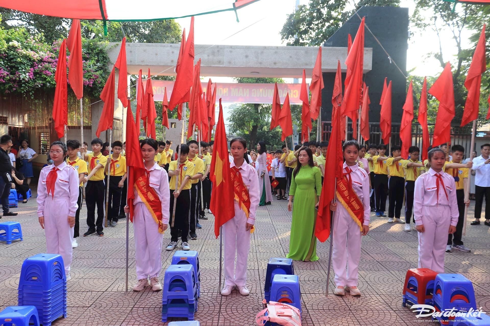 طلاب مدرسة فان ين الثانوية في اليوم الافتتاحي للعام الدراسي 2024-2025. Học sinh Trường THCS Văn Yên trong ngày khai giảng năm học 2024-2025.