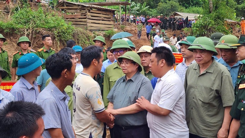 Thủ tướng Chính phủ Phạm Minh Chính thăm hỏi, động viên bà con nhân dân bản Háng Pù Xi, xã Xa Dung, tỉnh Điện Biên bị thiệt hại nặng nề do mưa lũ mấy ngày qua. Thủ tướng Chính phủ Phạm Minh Chính thăm hỏi, động viên bà con nhân dân bản Háng Pù Xi, xã Xa Dung, tỉnh Điện Biên bị thiệt hại nặng nề do mưa lũ mấy ngày qua.