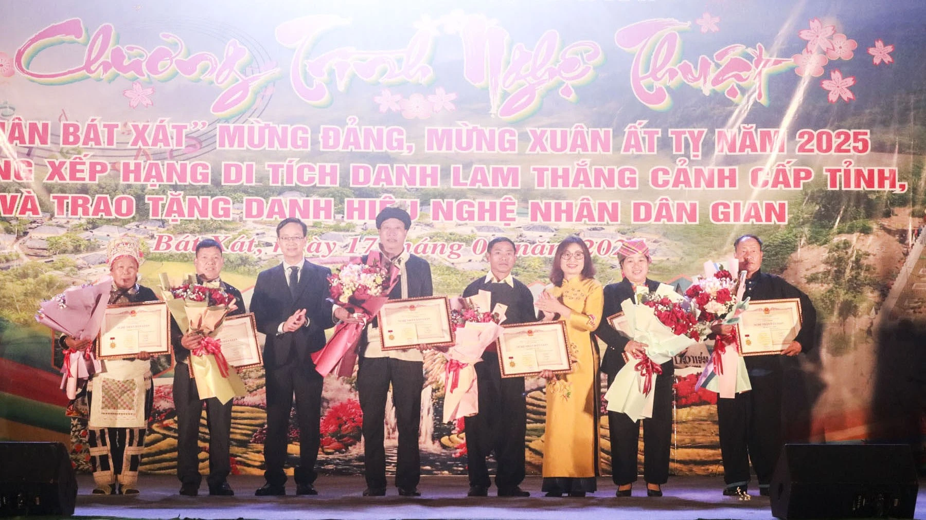 trao-cong-nhan-danh-hieu-nghe-nhan-dan-gian-cho-5-nghe-nhan-tren-dia-ban-huyen-bat-xat.jpg