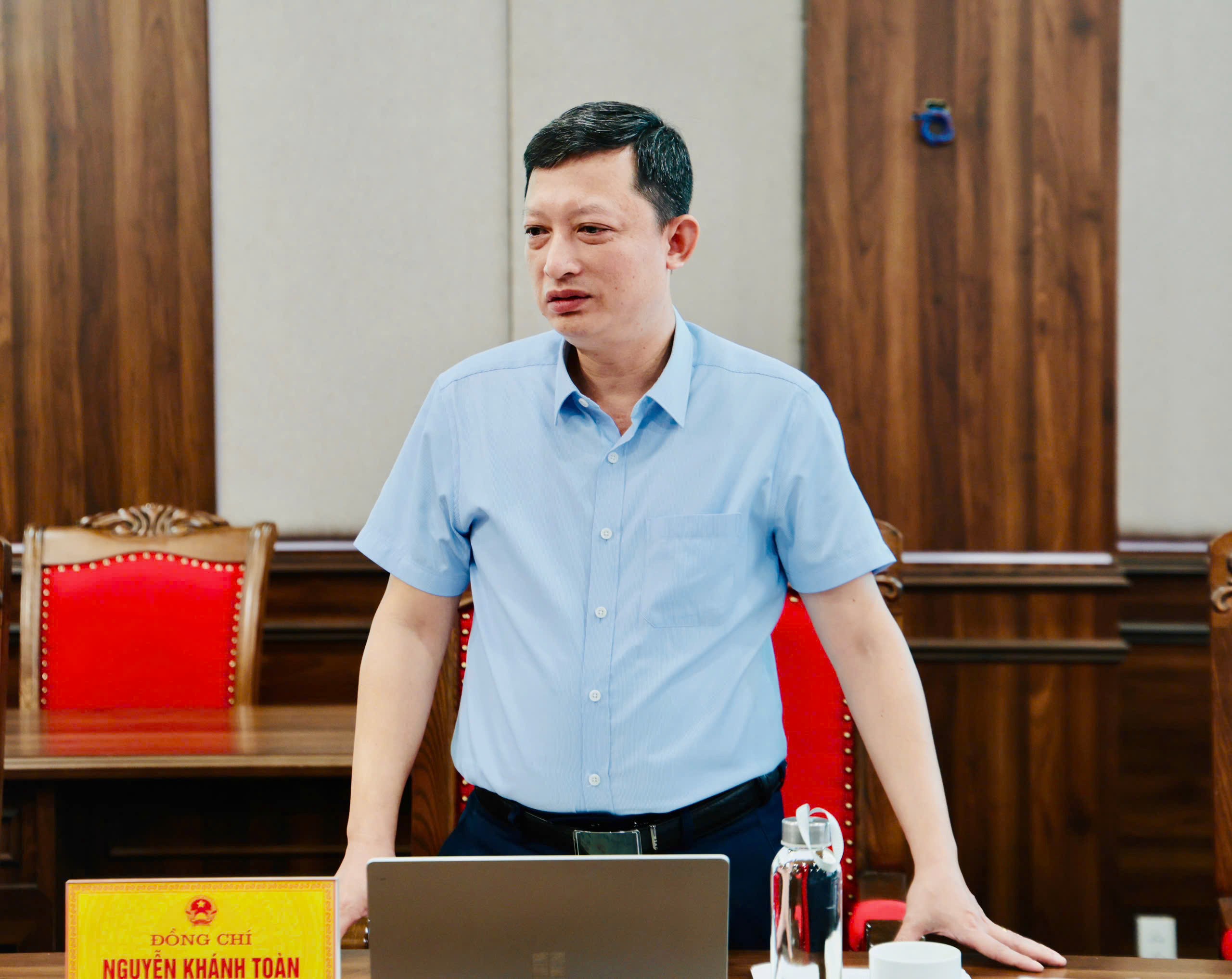 Đồng chí Nguyễn Khánh Toàn, Phó Bí thư Đảng ủy, Chủ tịch UBND xã Võ Lao phát biểu ý kiến. dong-chi-nguyen-khanh-toan-pho-bi-thu-dang-uy-chu-tich-ubnd-xa-vo-lao-phat-bieu-y-kien.jpg