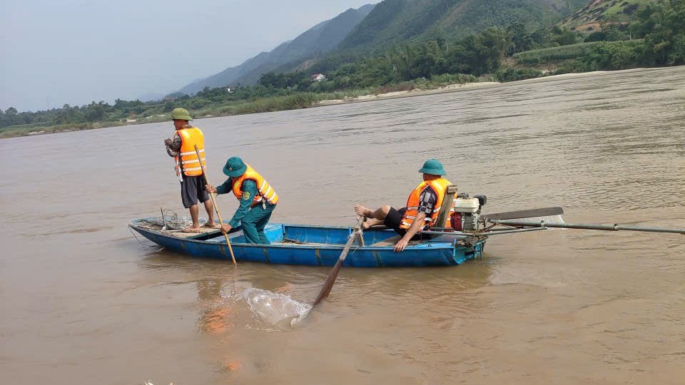 Lực lượng chức năng tích cực tìm kiếm nạn nhân. 3697479969645820074.jpg