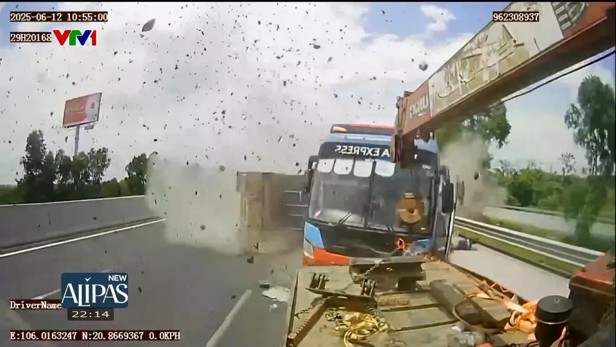 Tai nạn nghiêm trọng giữa xe đầu kéo và xe khách đang chờ cứu hộ trên cao tốc Tai nạn nghiêm trọng giữa xe đầu kéo và xe khách đang chờ cứu hộ trên cao tốc