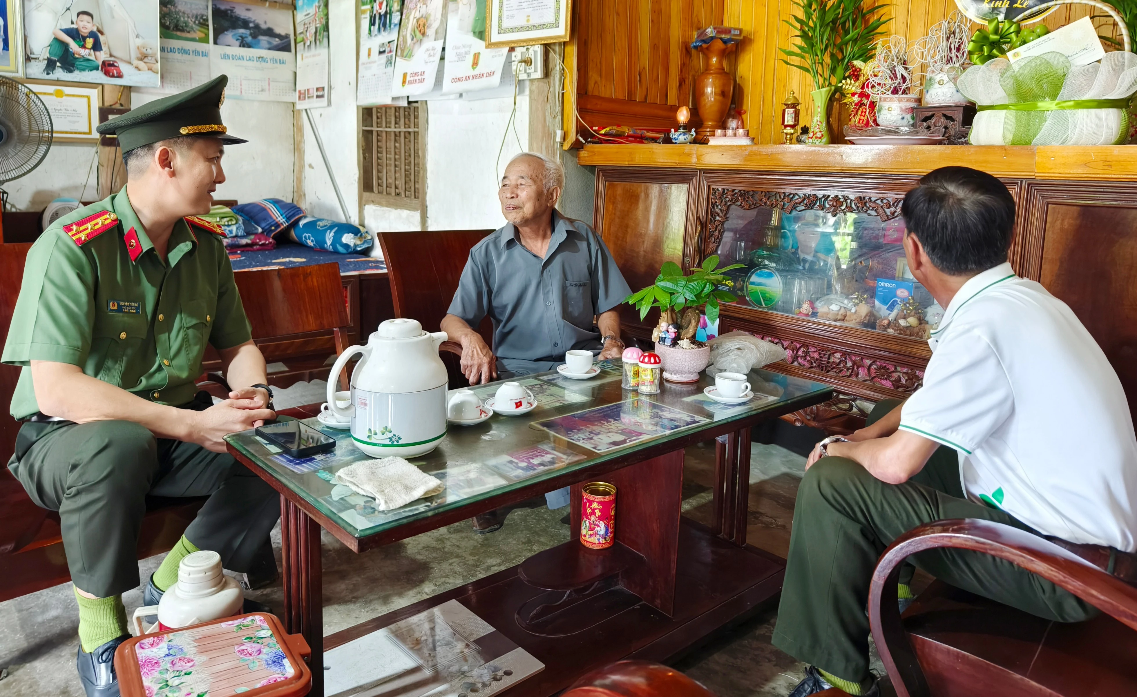 Đại tá Nguyễn Tiến Đỗ, Phó Giám đốc Công an tỉnh thăm, tặng quà thân nhân gia đình Anh hùng, liệt sĩ Nguyễn Văn Uân.