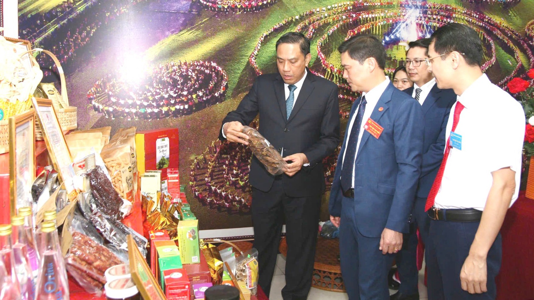 Đồng chí Hoàng Giang cùng các đại biểu tham quan gian hàng trưng bày sản phẩm OCOP. gian-hang2-1615-copy.jpg