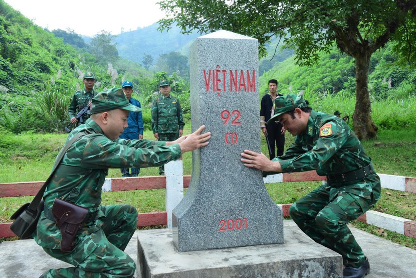 Cán bộ, chiến sĩ Đồn Biên phòng A Mú Sung kiểm tra hiện trạng cột mốc biên giới.