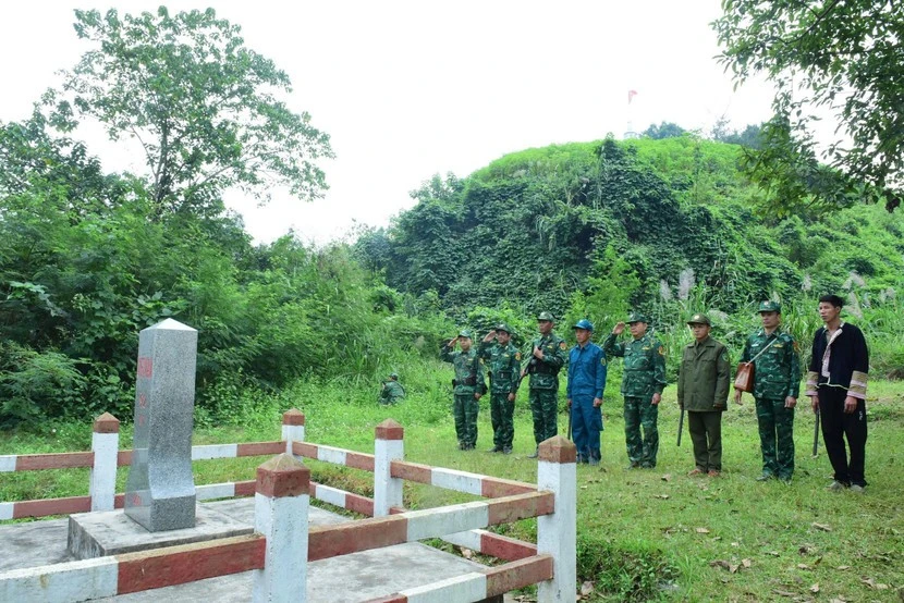 Đội tuần tra Đồn Biên phòng A Mú Sung thực hiện nghi thức chào cột mốc 92 - nơi ghi dấu điểm khởi đầu của dòng sông Hồng chảy vào đất Việt.