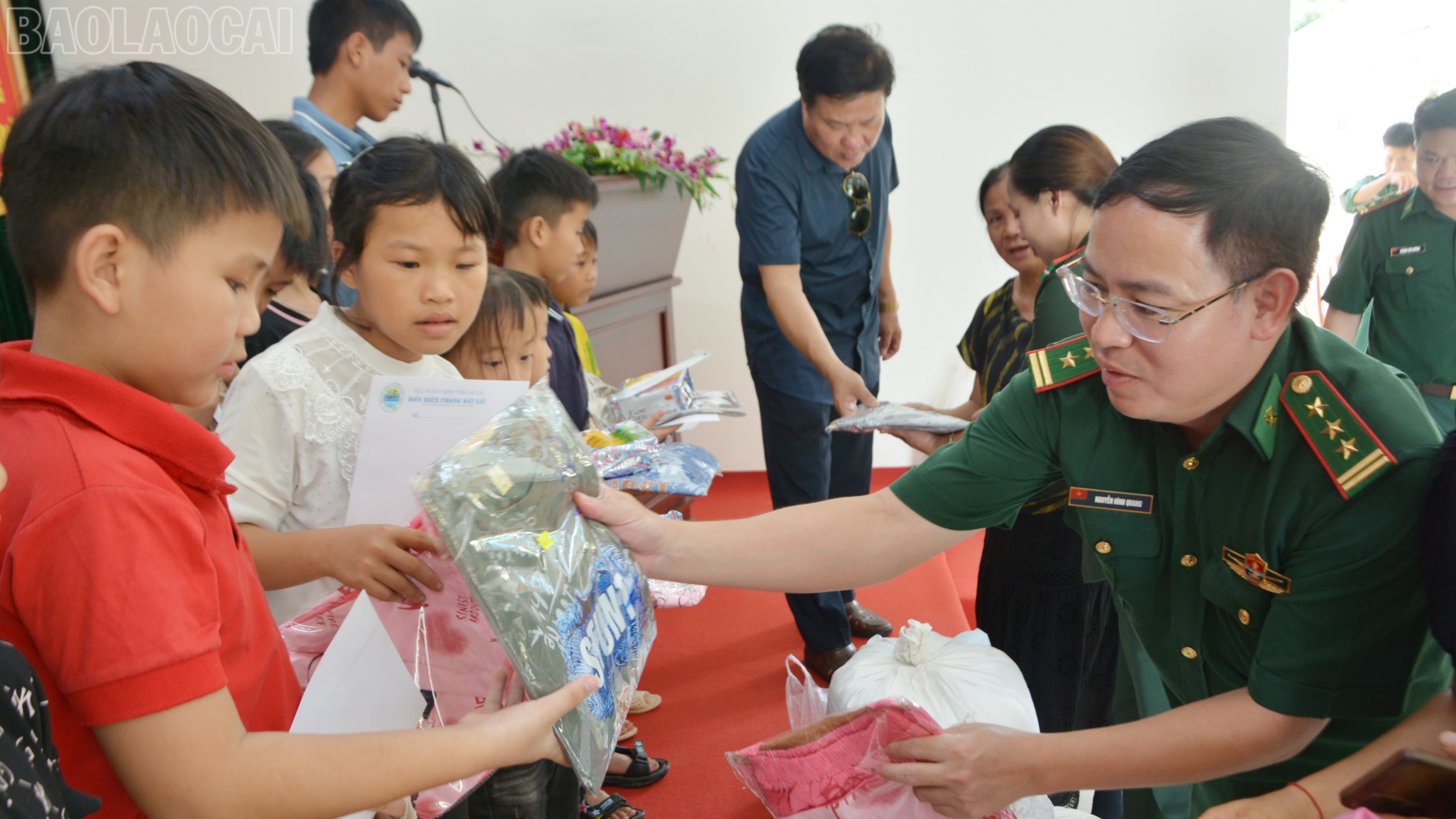 Chương trình "Mẹ đỡ đầu" góp phần giúp các em nhỏ có hoàn cảnh khó khăn vươn lên trong cuộc sống, học tập. tl-dsc-7439.jpg