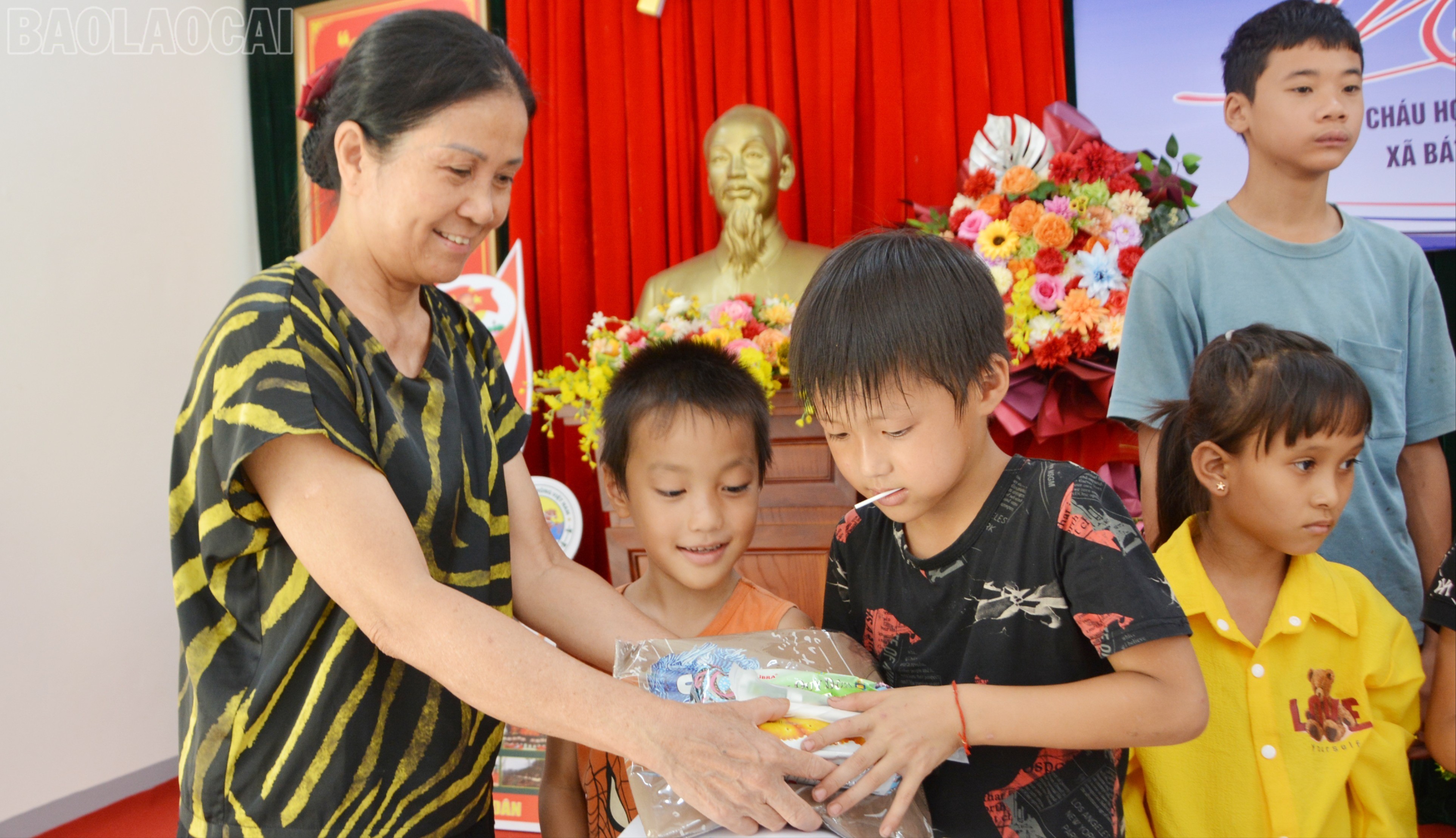Nhà hảo tâm được trực tiếp gặp gỡ, trao quà cho các cháu nhỏ trong chương trình. tl-dsc-7435.jpg