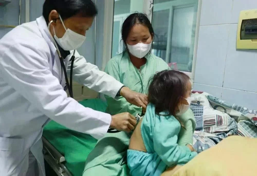 Bác sĩ Khoa truyền nhiễm Bệnh viện Đa khoa tỉnh Lai Châu thăm khám bệnh nhi mắc bệnh sởi.