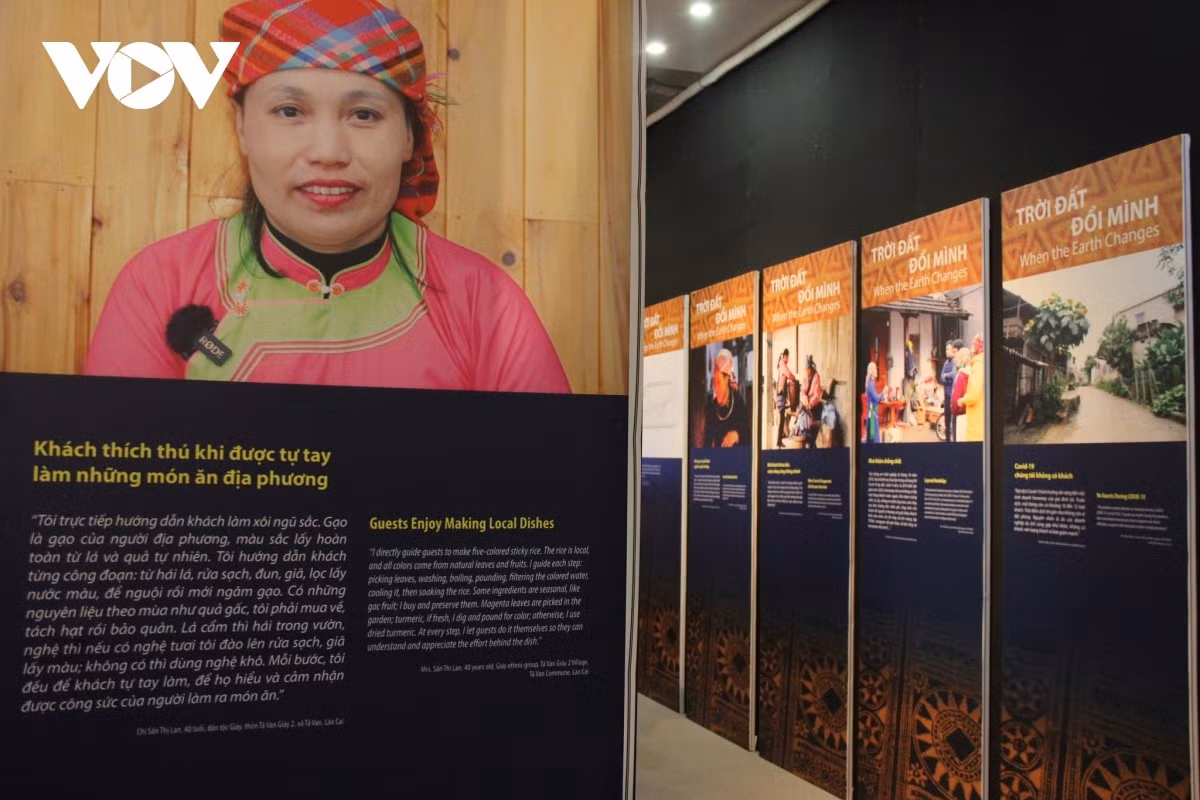 Những câu chuyện của phụ nữ vùng cao chạm đến cảm xúc và truyền cảm hứng cho khách tham quan triển lãm “Gieo xanh nơi đỉnh mây”.