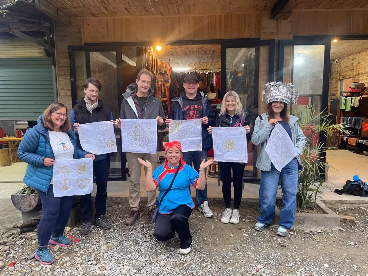 Chị Sùng Thị Lan, Giám đốc HTX Mường Hoa, xã Tả Van, Lào Cai chụp ảnh lưu niệm cùng du khách sau trải nghiệm dệt vải.