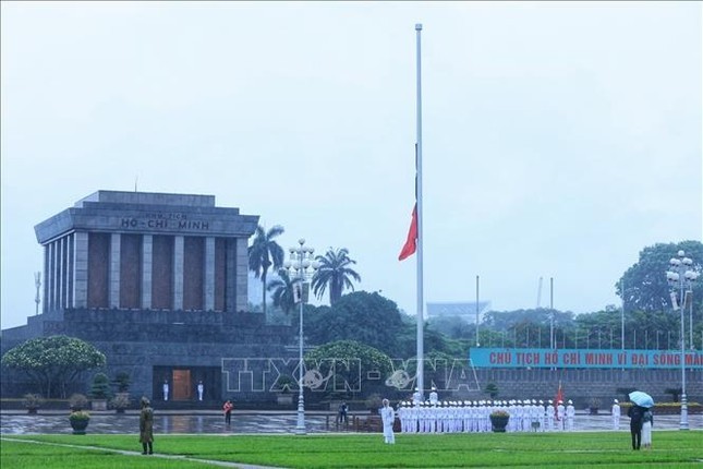 Đội tiêu binh thực hiện nghi thức treo cờ rủ Lễ Quốc tang nguyên Chủ tịch nước Trần Đức Lương. Đội tiêu binh thực hiện nghi thức treo cờ rủ Lễ Quốc tang nguyên Chủ tịch nước Trần Đức Lương.