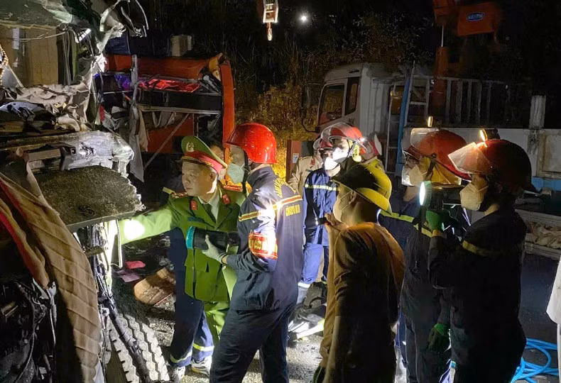 Lực lượng chức năng tỉnh Sơn La đã kịp thời có mặt tại hiện trường để khắc phục, hỗ trợ các nạn nhân trong vụ tai nạn.